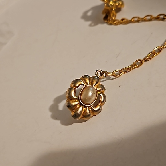 Sweater Faux Pearls on Goldtone Metal - Picture 2 of 5